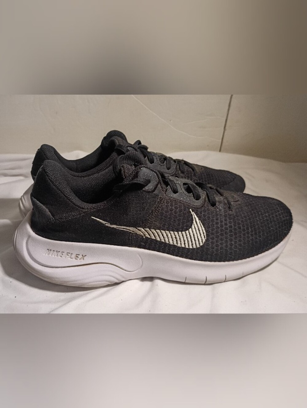 Nike Flex Experience Run 11 NN Black White Women's Running Shoes Size 9.5 WIDE